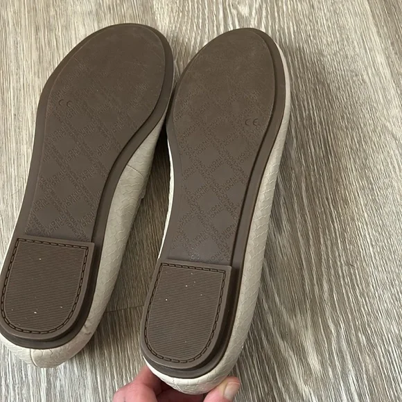 Vionic Cream Flats Timeless Comfort - Picture 2 of 4